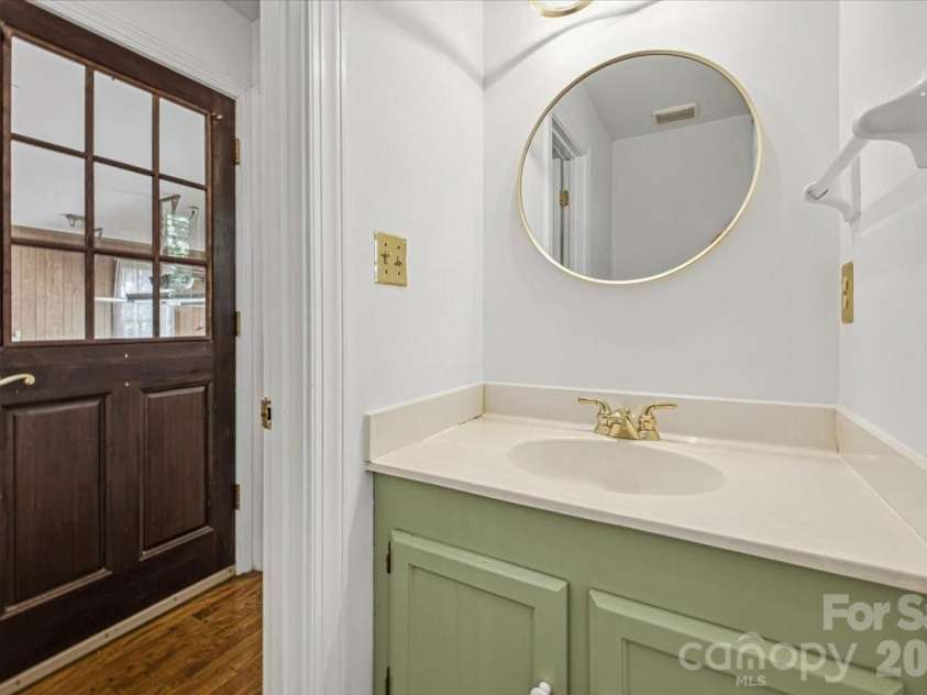 9423 Braemar Terrace, Charlotte, NC 28210.  MLS# CAR4403949, YatesRealty ID 52149. 