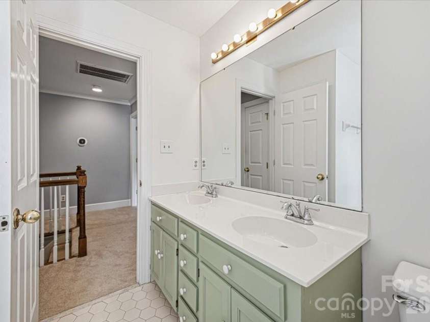 9423 Braemar Terrace, Charlotte, NC 28210.  MLS# CAR4403949, YatesRealty ID 52149. 