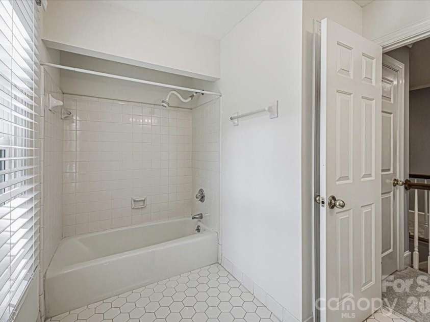 9423 Braemar Terrace, Charlotte, NC 28210.  MLS# CAR4403949, YatesRealty ID 52149. 