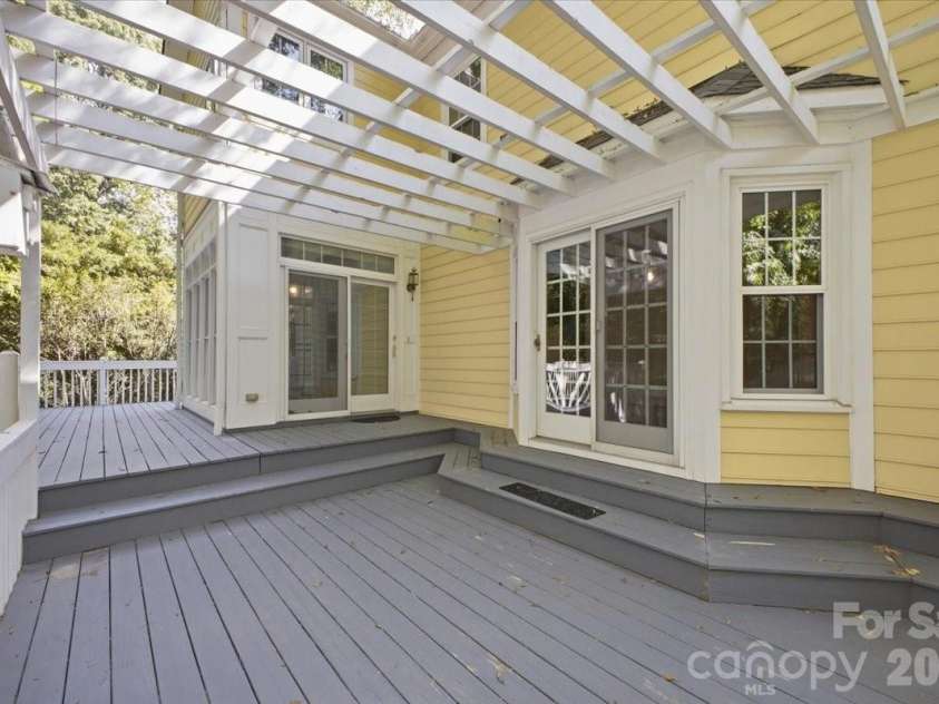 9423 Braemar Terrace, Charlotte, NC 28210.  MLS# CAR4403949, YatesRealty ID 52149. 