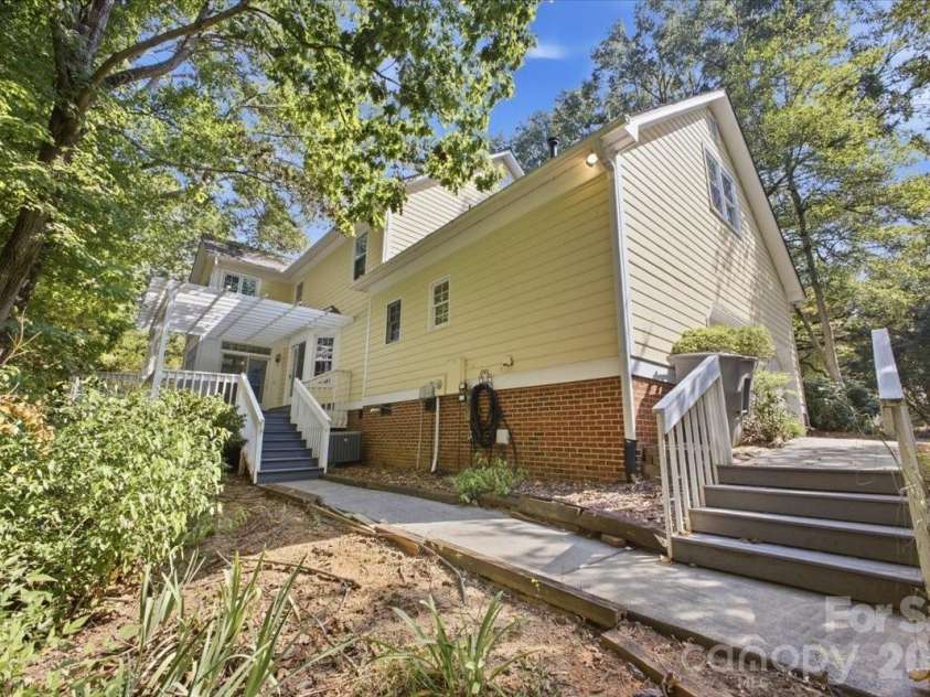 9423 Braemar Terrace, Charlotte, NC 28210.  MLS# CAR4403949, YatesRealty ID 52149. 