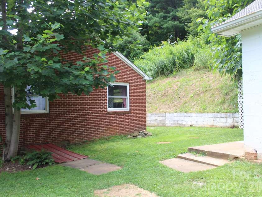 882 Poison Cove Road, Clyde, NC 28721.  MLS# CAR4285017, YatesRealty ID 5215. 