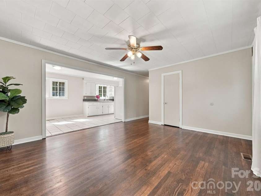 911 Kenham Place, Lenoir, NC 28645.  MLS# CAR4425588, YatesRealty ID 52151. 