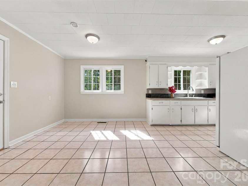 911 Kenham Place, Lenoir, NC 28645.  MLS# CAR4425588, YatesRealty ID 52151. 