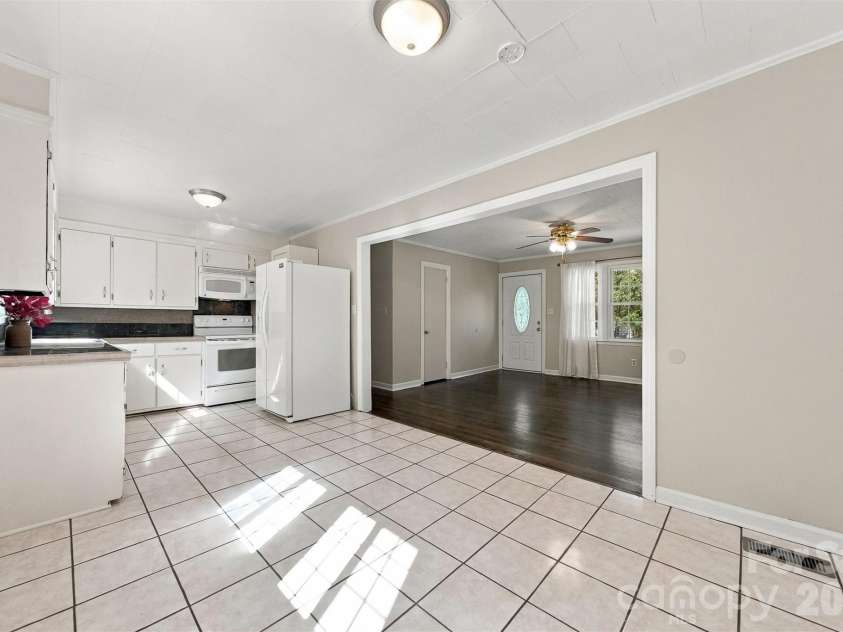 911 Kenham Place, Lenoir, NC 28645.  MLS# CAR4425588, YatesRealty ID 52151. 