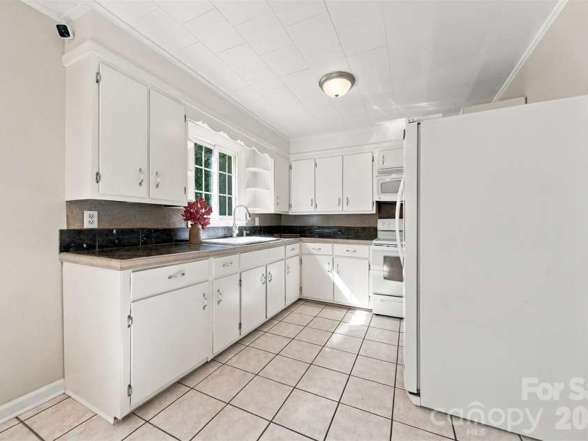 911 Kenham Place, Lenoir, NC 28645.  MLS# CAR4425588, YatesRealty ID 52151. 