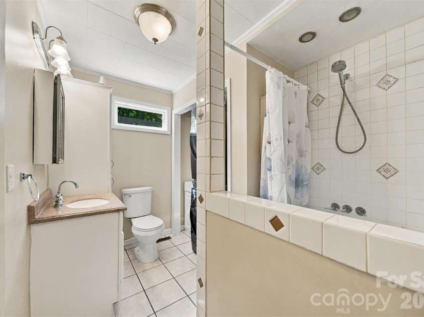 911 Kenham Place, Lenoir, NC 28645.  MLS# CAR4425588, YatesRealty ID 52151. 