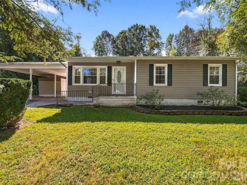 911 Kenham Place, Lenoir, NC 28645.  MLS# CAR4425588, YatesRealty ID 52151. 