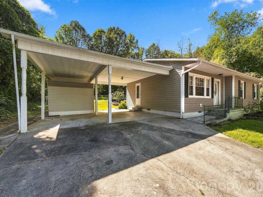 911 Kenham Place, Lenoir, NC 28645.  MLS# CAR4425588, YatesRealty ID 52151. 