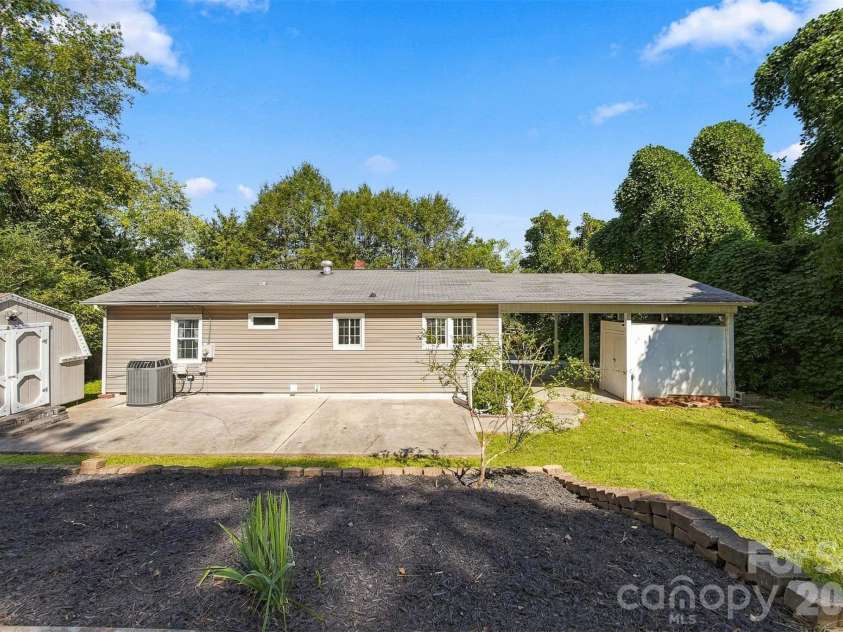 911 Kenham Place, Lenoir, NC 28645.  MLS# CAR4425588, YatesRealty ID 52151. 
