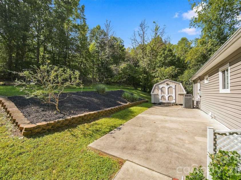 911 Kenham Place, Lenoir, NC 28645.  MLS# CAR4425588, YatesRealty ID 52151. 