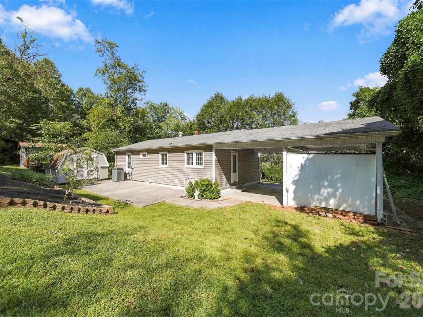 911 Kenham Place, Lenoir, NC 28645.  MLS# CAR4425588, YatesRealty ID 52151. 