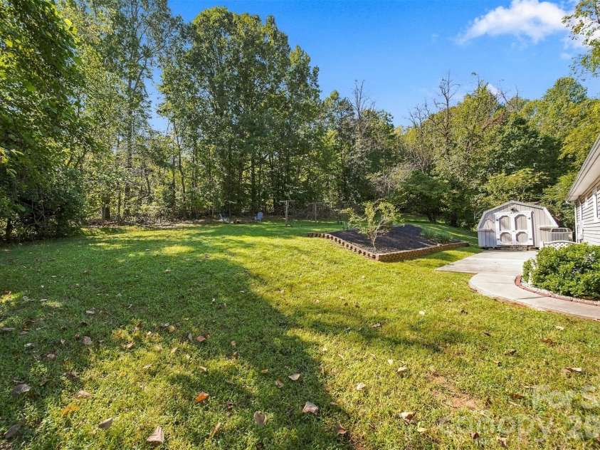 911 Kenham Place, Lenoir, NC 28645.  MLS# CAR4425588, YatesRealty ID 52151. 