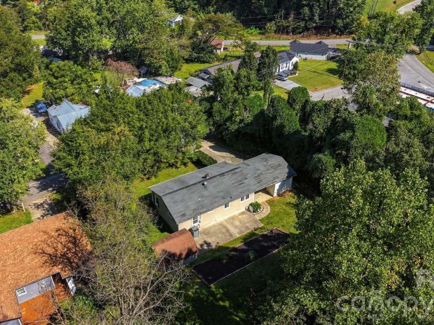 911 Kenham Place, Lenoir, NC 28645.  MLS# CAR4425588, YatesRealty ID 52151. 
