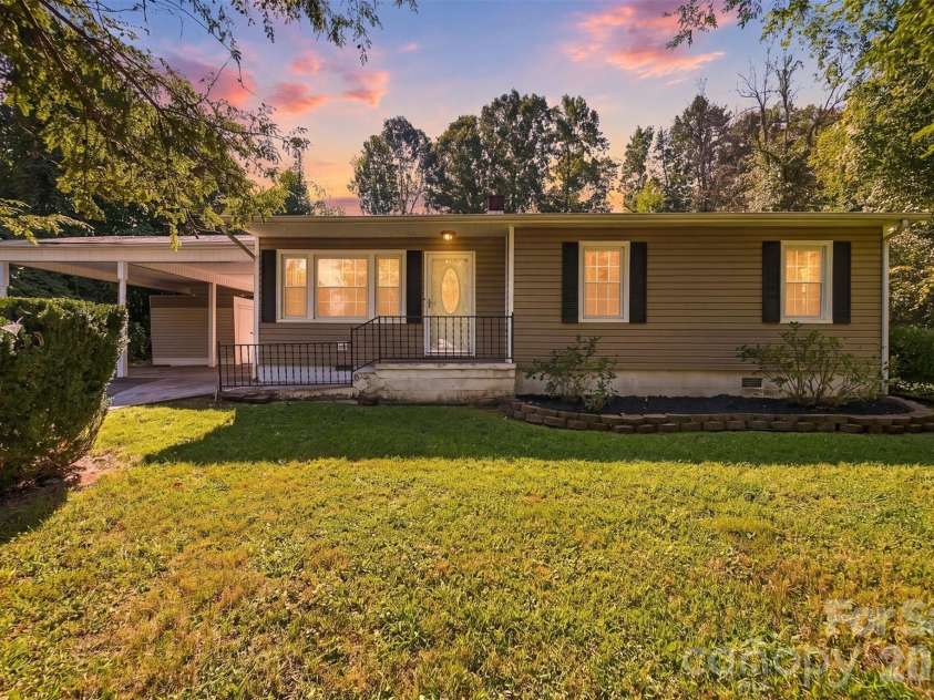 911 Kenham Place, Lenoir, NC 28645.  MLS# CAR4425588, YatesRealty ID 52151. Welcome Home