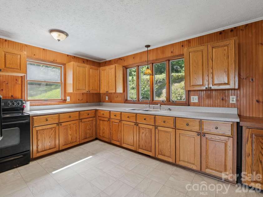 727 Lyda Road, Hendersonville, NC 28792.  MLS# CAR4426316, YatesRealty ID 52153. Large kitchen