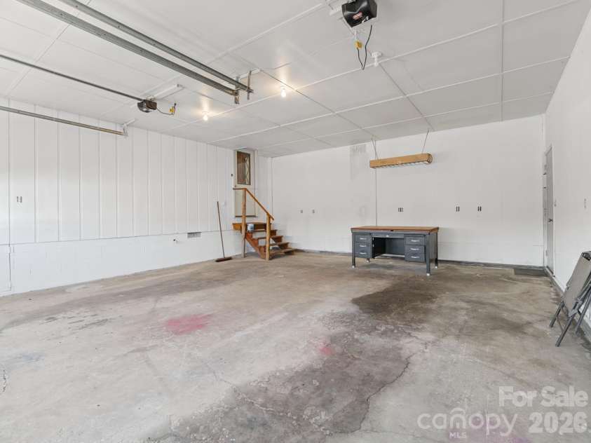 727 Lyda Road, Hendersonville, NC 28792.  MLS# CAR4426316, YatesRealty ID 52153. Spacious Garsge