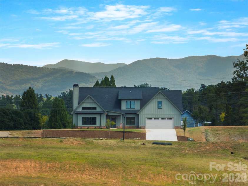 11 Sky Drive, Asheville, NC 28804.  MLS# CAR4425773, YatesRealty ID 52160. 