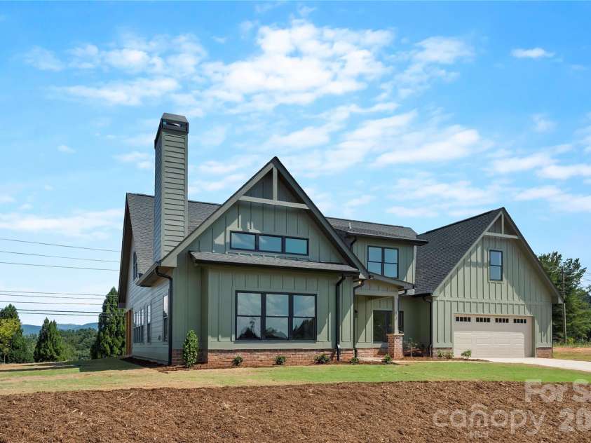 11 Sky Drive, Asheville, NC 28804.  MLS# CAR4425773, YatesRealty ID 52160. 