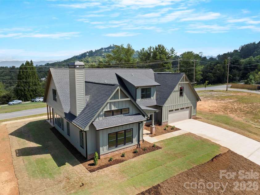 11 Sky Drive, Asheville, NC 28804.  MLS# CAR4425773, YatesRealty ID 52160. 