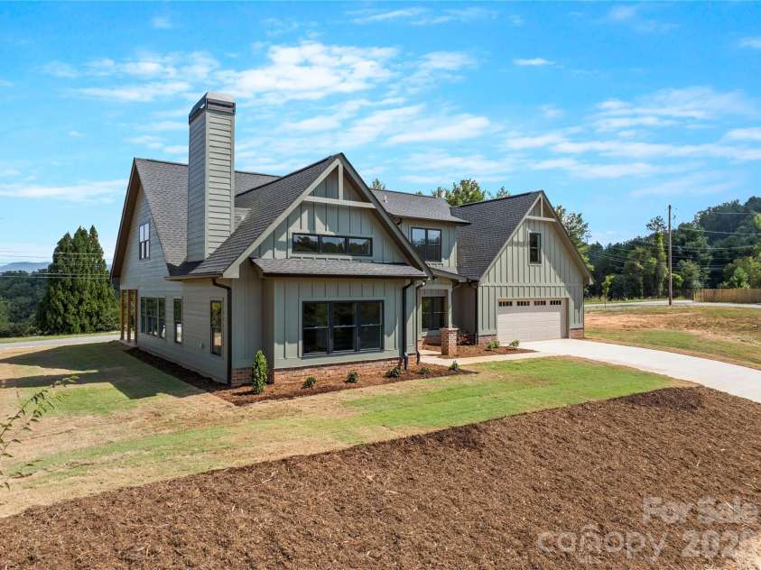 11 Sky Drive, Asheville, NC 28804.  MLS# CAR4425773, YatesRealty ID 52160. 