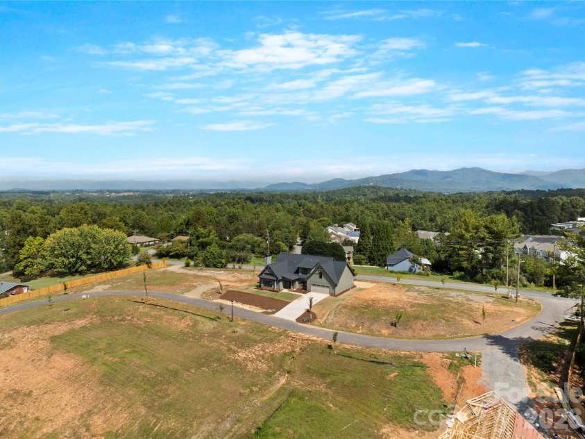 11 Sky Drive, Asheville, NC 28804.  MLS# CAR4425773, YatesRealty ID 52160. 