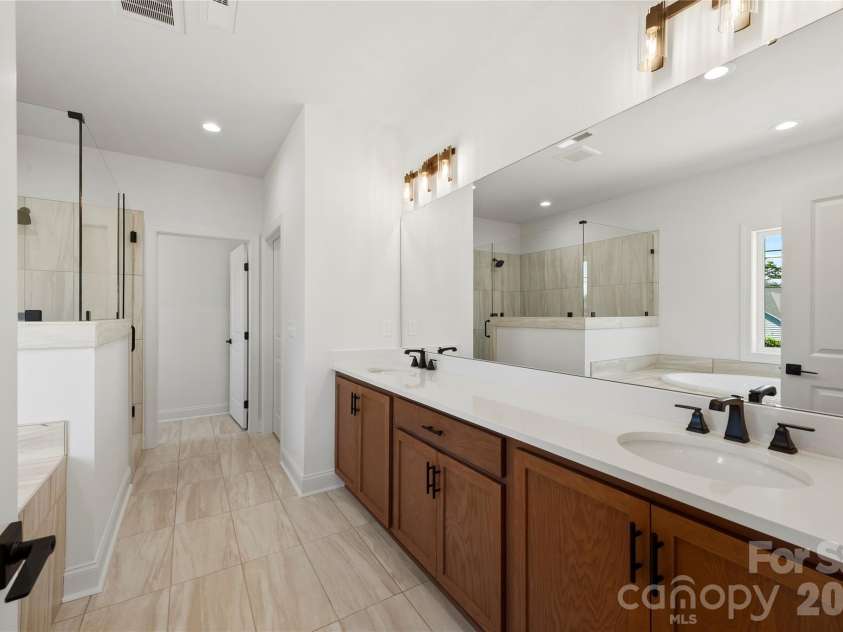 11 Sky Drive, Asheville, NC 28804.  MLS# CAR4425773, YatesRealty ID 52160. 
