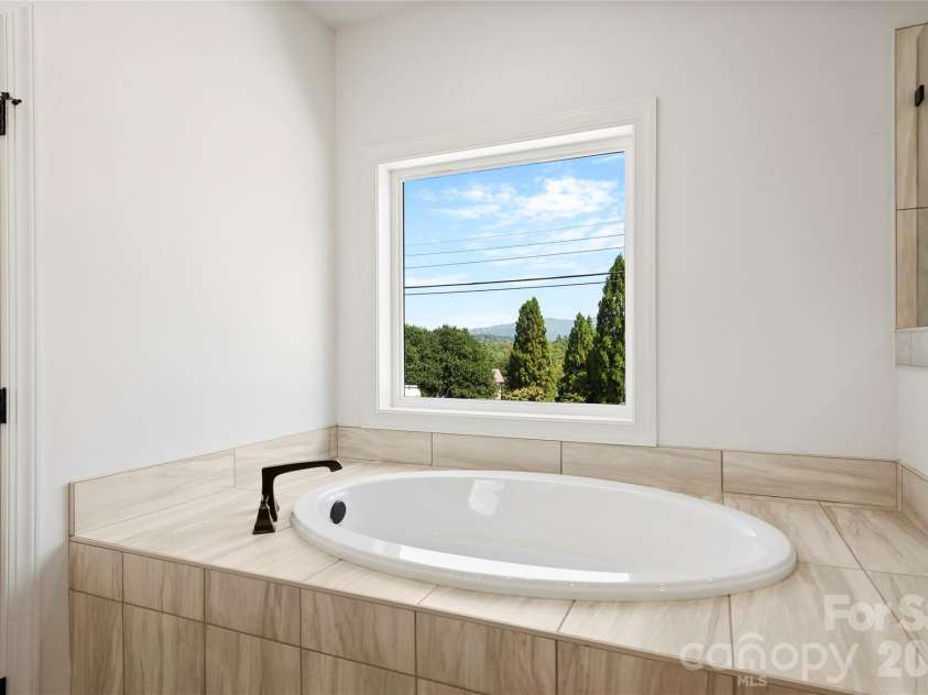 11 Sky Drive, Asheville, NC 28804.  MLS# CAR4425773, YatesRealty ID 52160. 