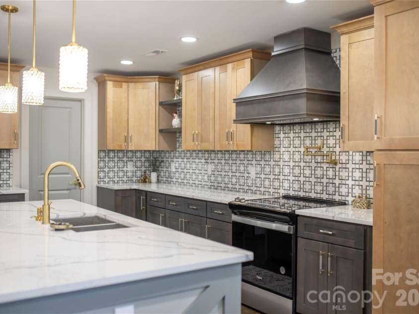 1713 Davis Park Road, Gastonia, NC 28052.  MLS# CAR4426686, YatesRealty ID 52161. 