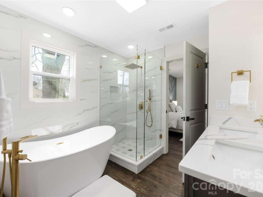 1713 Davis Park Road, Gastonia, NC 28052.  MLS# CAR4426686, YatesRealty ID 52161. Primary En Suite Bath