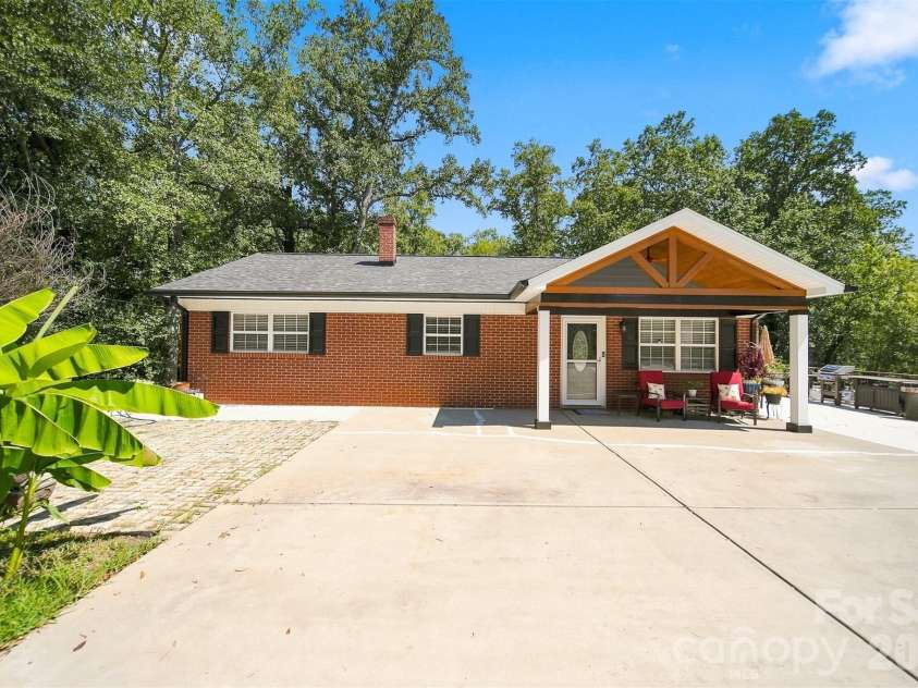 100 30th Avenue, Hickory, NC 28601.  MLS# CAR4421267, YatesRealty ID 52168. 