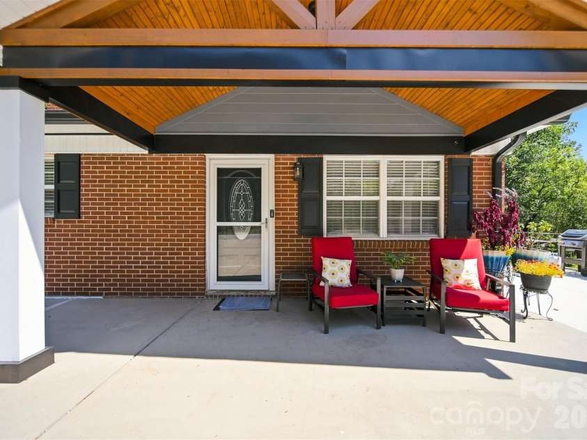 100 30th Avenue, Hickory, NC 28601.  MLS# CAR4421267, YatesRealty ID 52168. 
