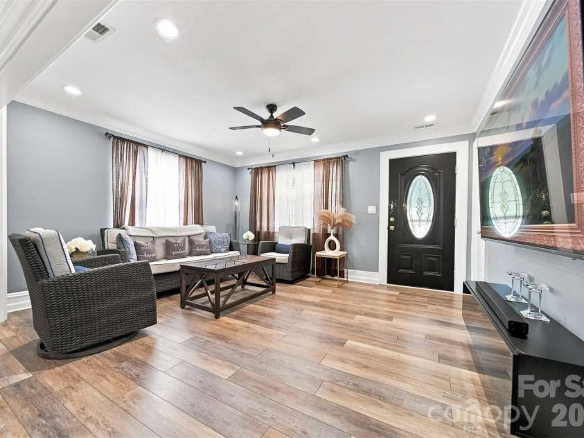 100 30th Avenue, Hickory, NC 28601.  MLS# CAR4421267, YatesRealty ID 52168. 