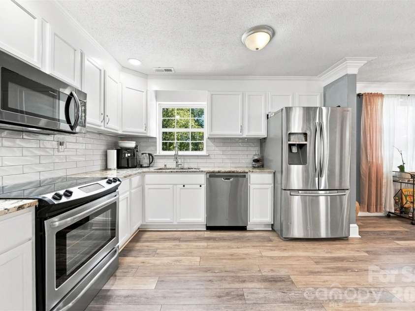 100 30th Avenue, Hickory, NC 28601.  MLS# CAR4421267, YatesRealty ID 52168. 
