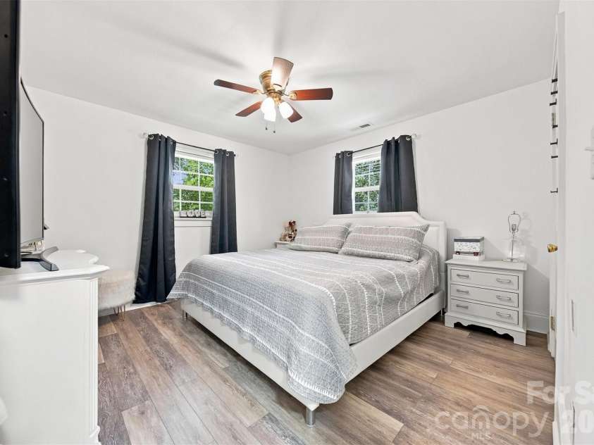 100 30th Avenue, Hickory, NC 28601.  MLS# CAR4421267, YatesRealty ID 52168. 