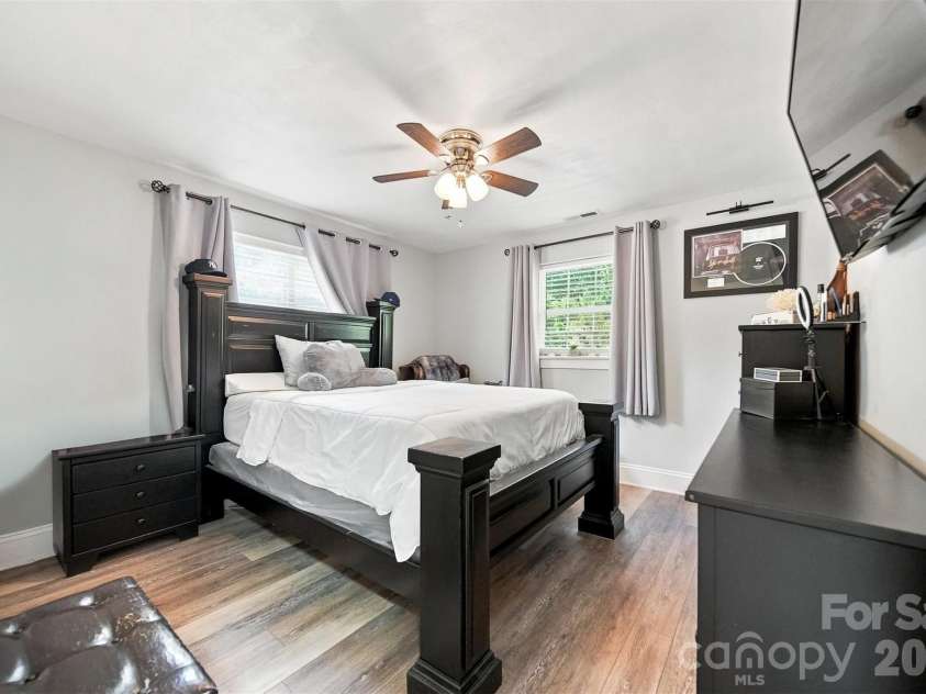 100 30th Avenue, Hickory, NC 28601.  MLS# CAR4421267, YatesRealty ID 52168. 
