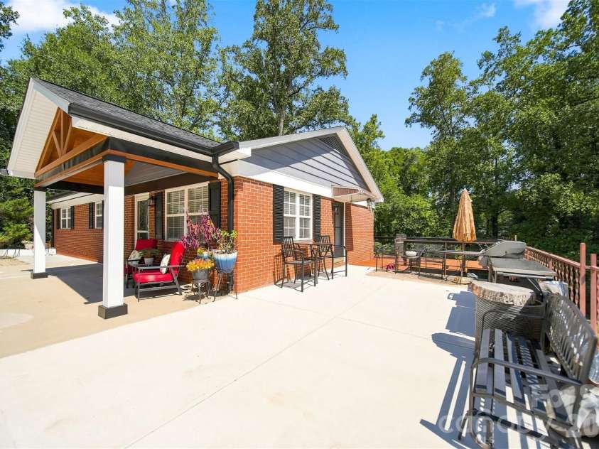 100 30th Avenue, Hickory, NC 28601.  MLS# CAR4421267, YatesRealty ID 52168. 