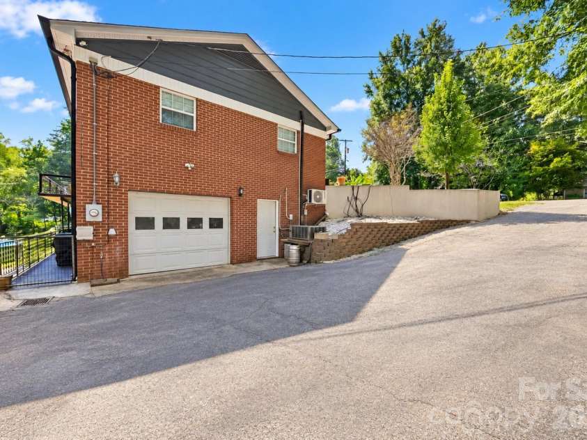 100 30th Avenue, Hickory, NC 28601.  MLS# CAR4421267, YatesRealty ID 52168. 