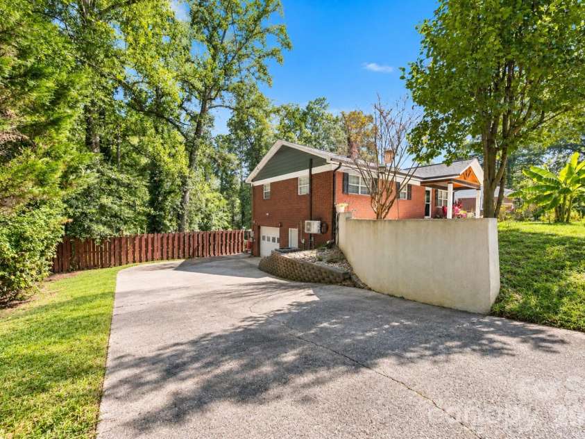 100 30th Avenue, Hickory, NC 28601.  MLS# CAR4421267, YatesRealty ID 52168. 