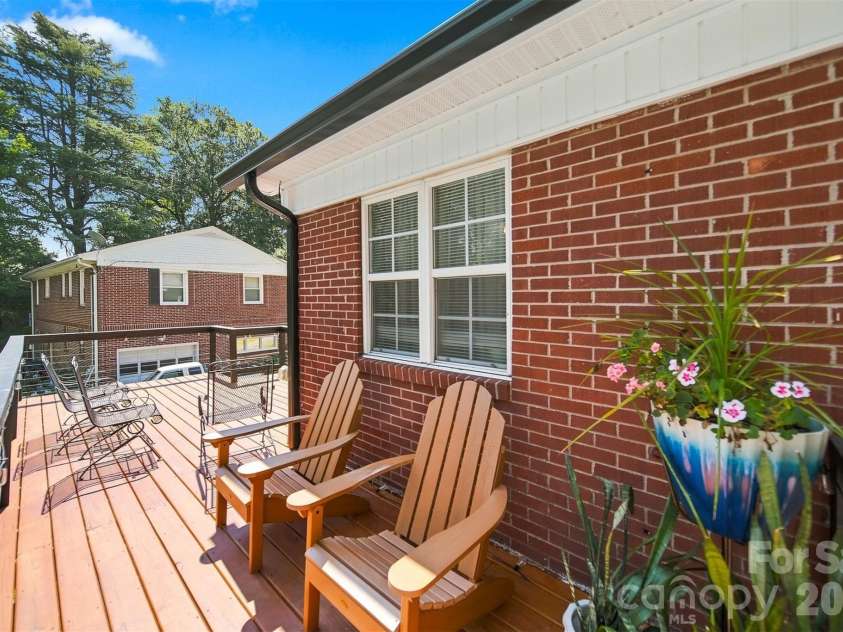 100 30th Avenue, Hickory, NC 28601.  MLS# CAR4421267, YatesRealty ID 52168. 