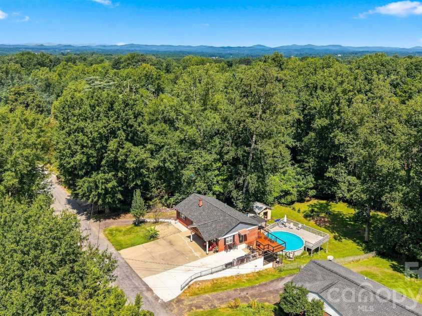 100 30th Avenue, Hickory, NC 28601.  MLS# CAR4421267, YatesRealty ID 52168. 