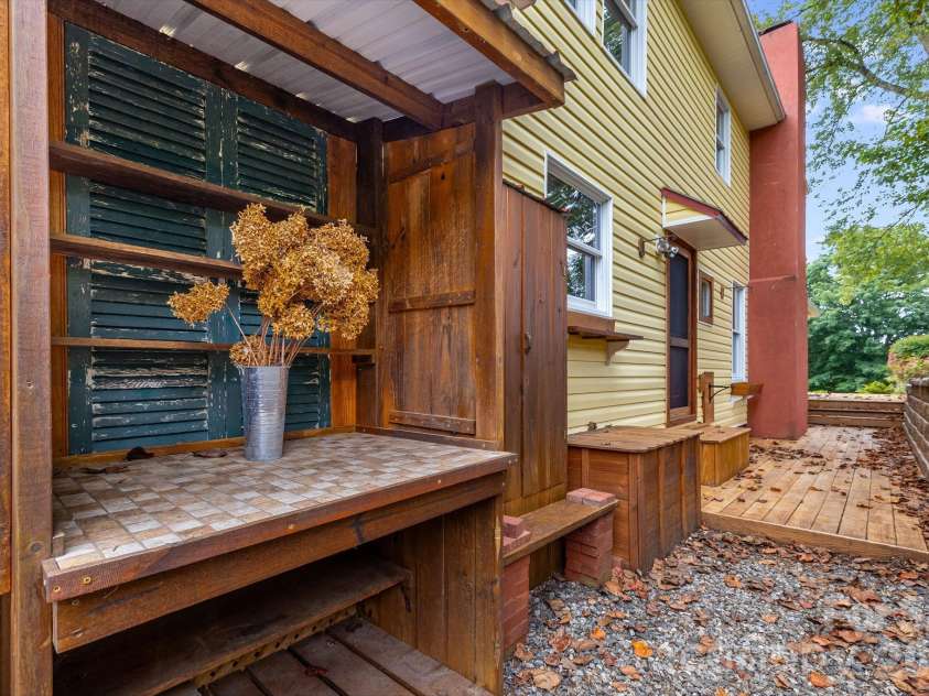 53 Armstrong Road, Etowah, NC 28729.  MLS# CAR4426769, YatesRealty ID 52169. Potting Bench