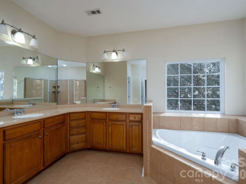 10123 Newtonmore Drive, Charlotte, NC 28278.  MLS# CAR4357437, YatesRealty ID 5218. 