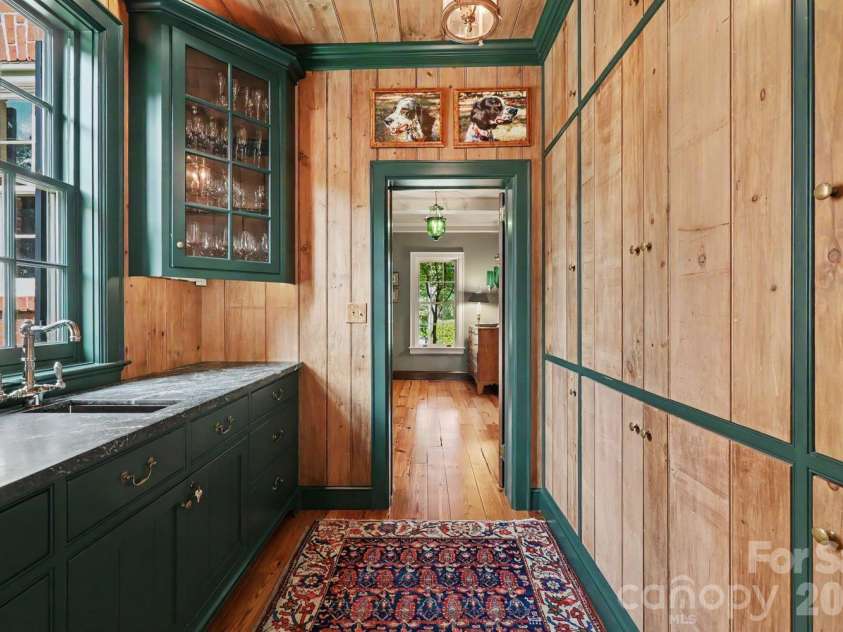 1401 Queens Road, Charlotte, NC 28207.  MLS# CAR4417618, YatesRealty ID 52181. Entertainment wet bar