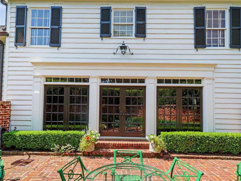 1401 Queens Road, Charlotte, NC 28207.  MLS# CAR4417618, YatesRealty ID 52181. Family room entry overlooking side patio