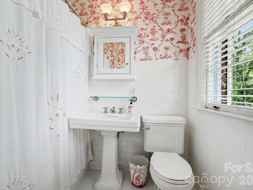 1401 Queens Road, Charlotte, NC 28207.  MLS# CAR4417618, YatesRealty ID 52181. Full bath 2