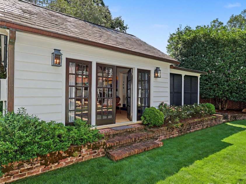 1401 Queens Road, Charlotte, NC 28207.  MLS# CAR4417618, YatesRealty ID 52181. Guest House