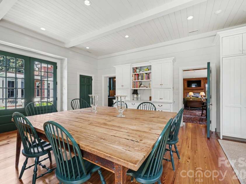1401 Queens Road, Charlotte, NC 28207.  MLS# CAR4417618, YatesRealty ID 52181. Kitchen
