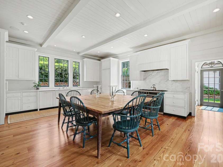 1401 Queens Road, Charlotte, NC 28207.  MLS# CAR4417618, YatesRealty ID 52181. Kitchen