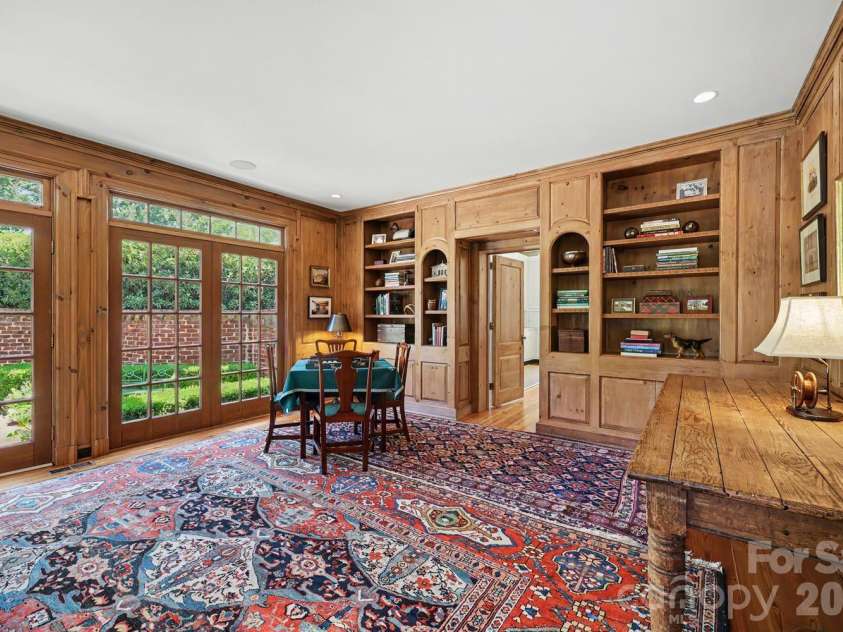 1401 Queens Road, Charlotte, NC 28207.  MLS# CAR4417618, YatesRealty ID 52181. Large Family room